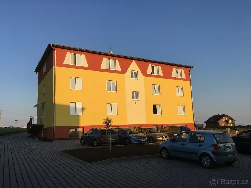 NOVÉ BYTY 1+KK,BEZ KAUCE,POUZE PRO 100%NEKUŘÁKY,PARKOVIŠTĚ