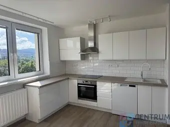 Pronájem nadstandartního bytu 3+1 se zasklenou lodžií v Ja