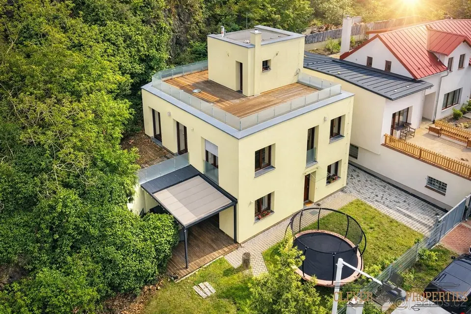 Prodej rodinného domu 260 m², ev.č. 00940