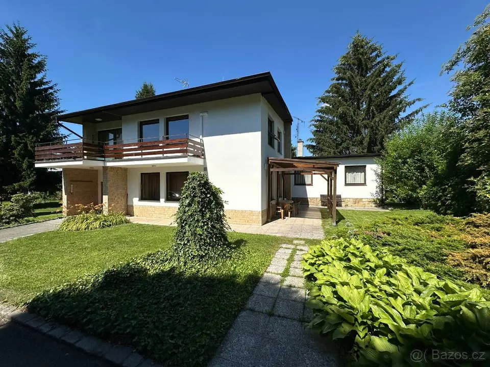 Rodinný dům v centru Úval se zahradou 1269 m2