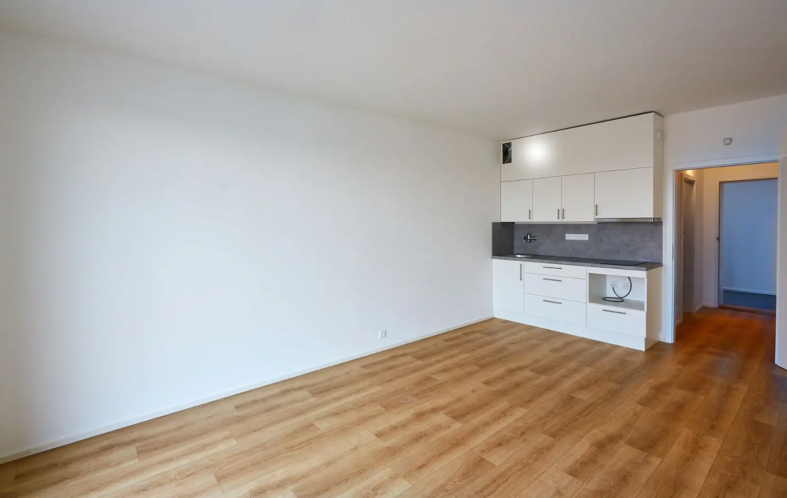 Pronájem bytu 1+kk 27 m², Pod Soutratím, Praha