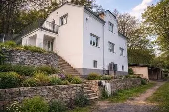 Vila z roku 1904 k prodeji - 2 byty + samostatné studio