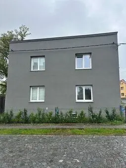 Dům se nachází v klidné části obce