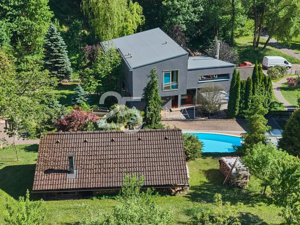 Nadčasový rodinný dům se zahradou, dvougaráží a vedlejšími s