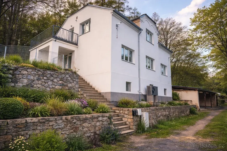 Vila z roku 1904 k prodeji - 2 byty + samostatné studio