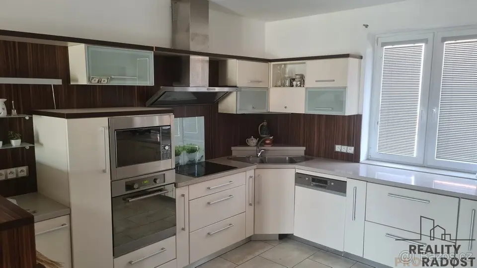 Kompletně zařízený rodinný dům k pronájmu v Rohatci, vhodný